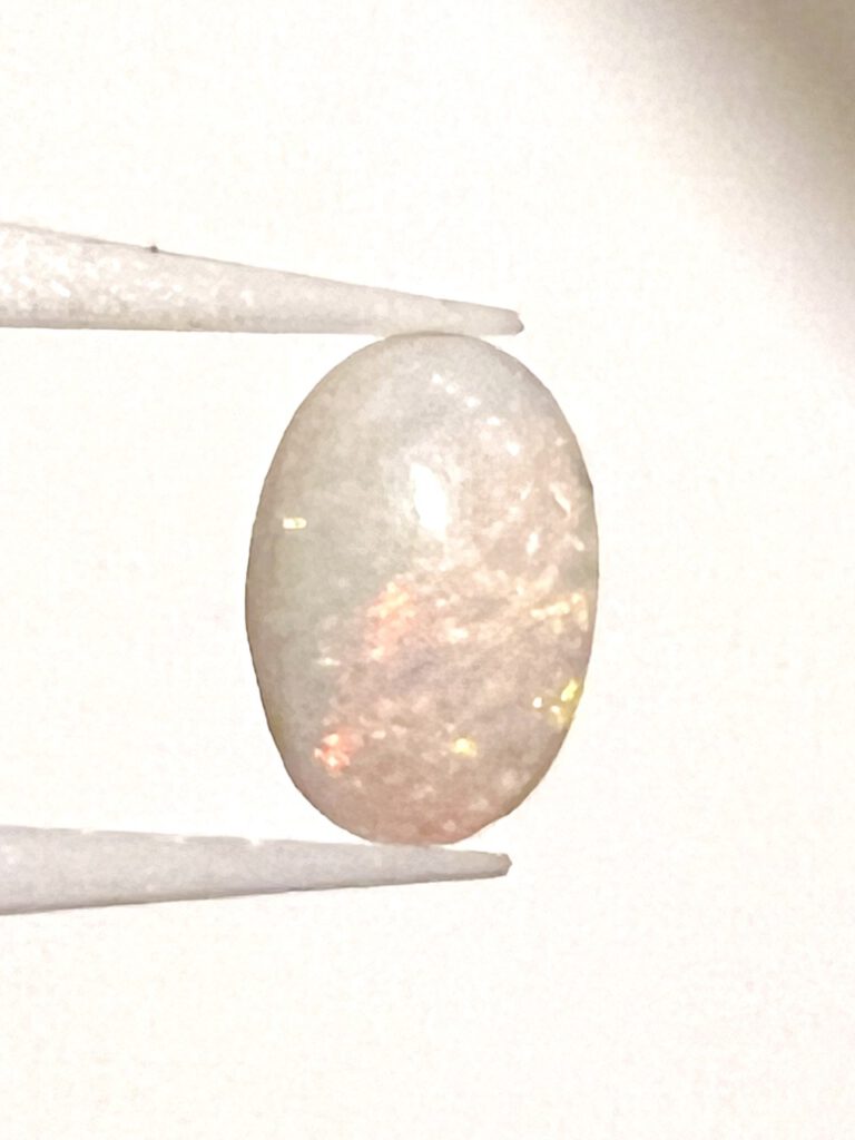 Weißer Opal, oval, Cabochon