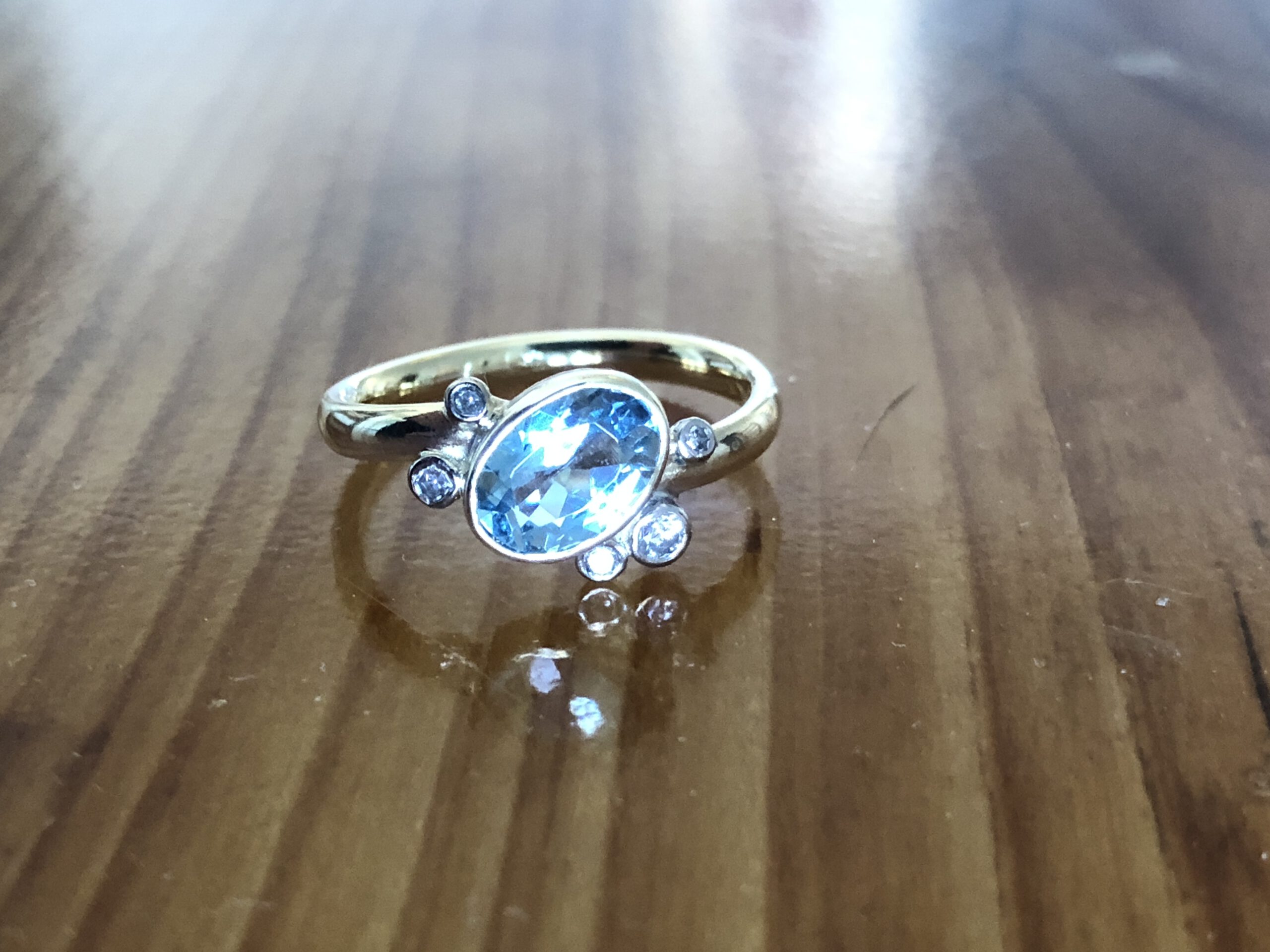 Ring mit Aquamarin und Diamanten