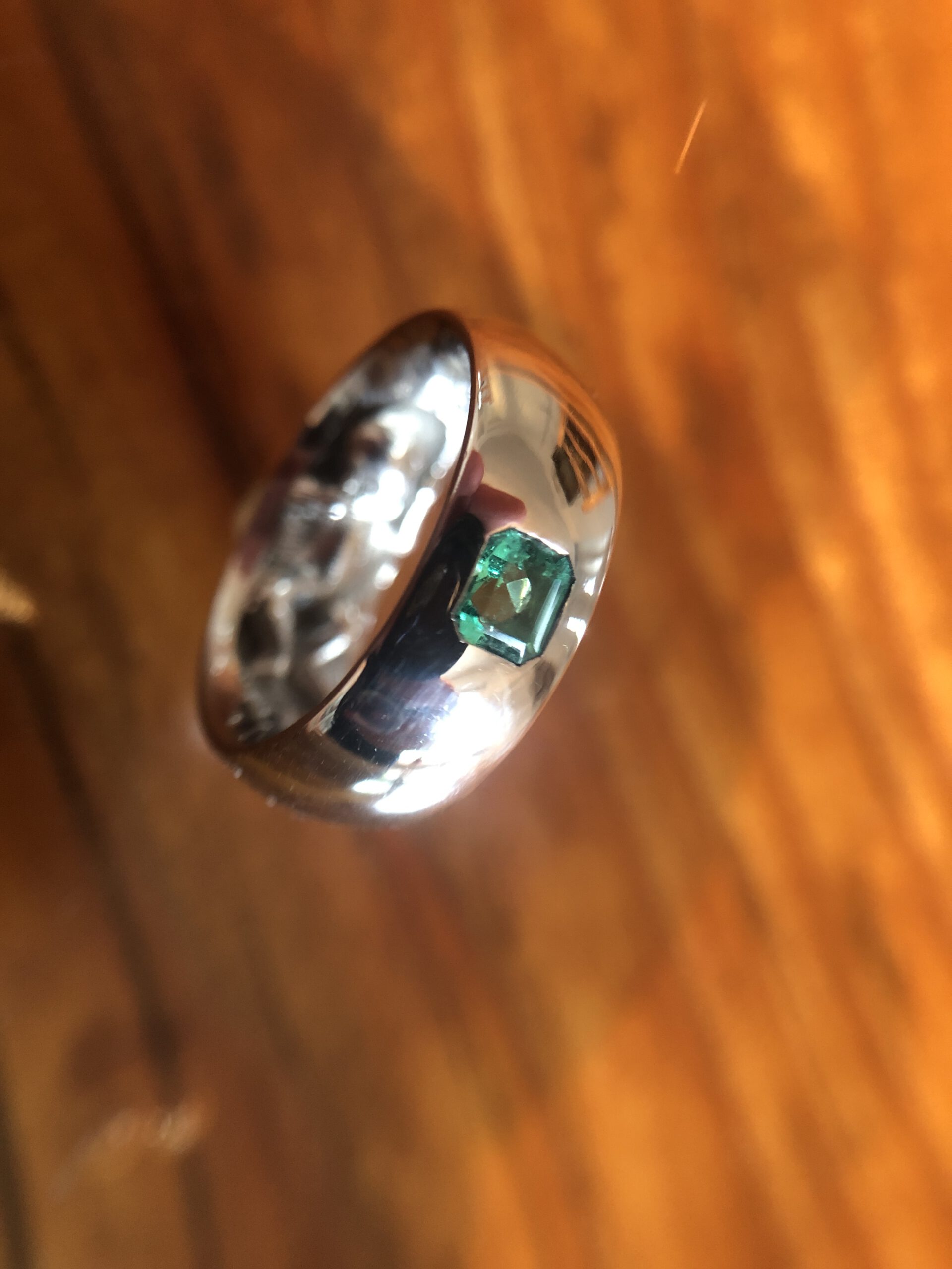 Smaragd in Jamie-Ring in Platin