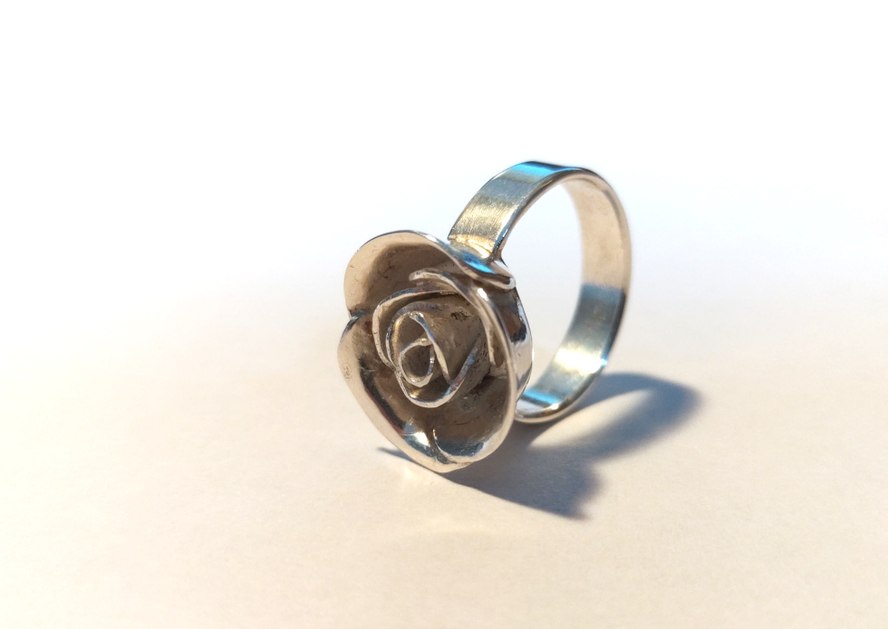 Der fertige Ring mit der kleinen Rose